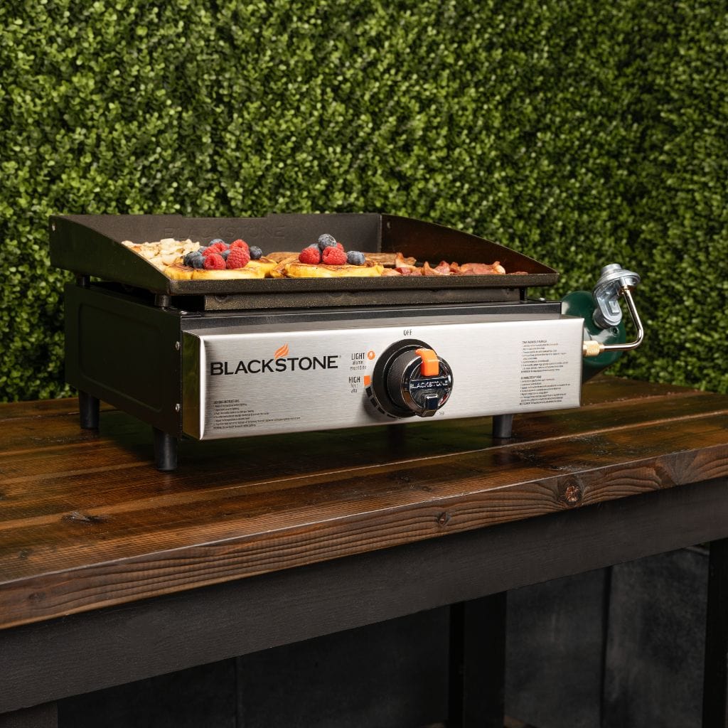 BLACKSTONE GAS GRIDDLE W/FRONT GREASE & WIND GUARD